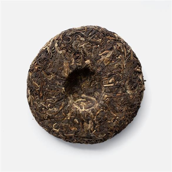 An image of the Doi Wawee Sheng Pu'er Vintage Spring 2022 tea cake by Rishi Tea & Botanicals on a white background.